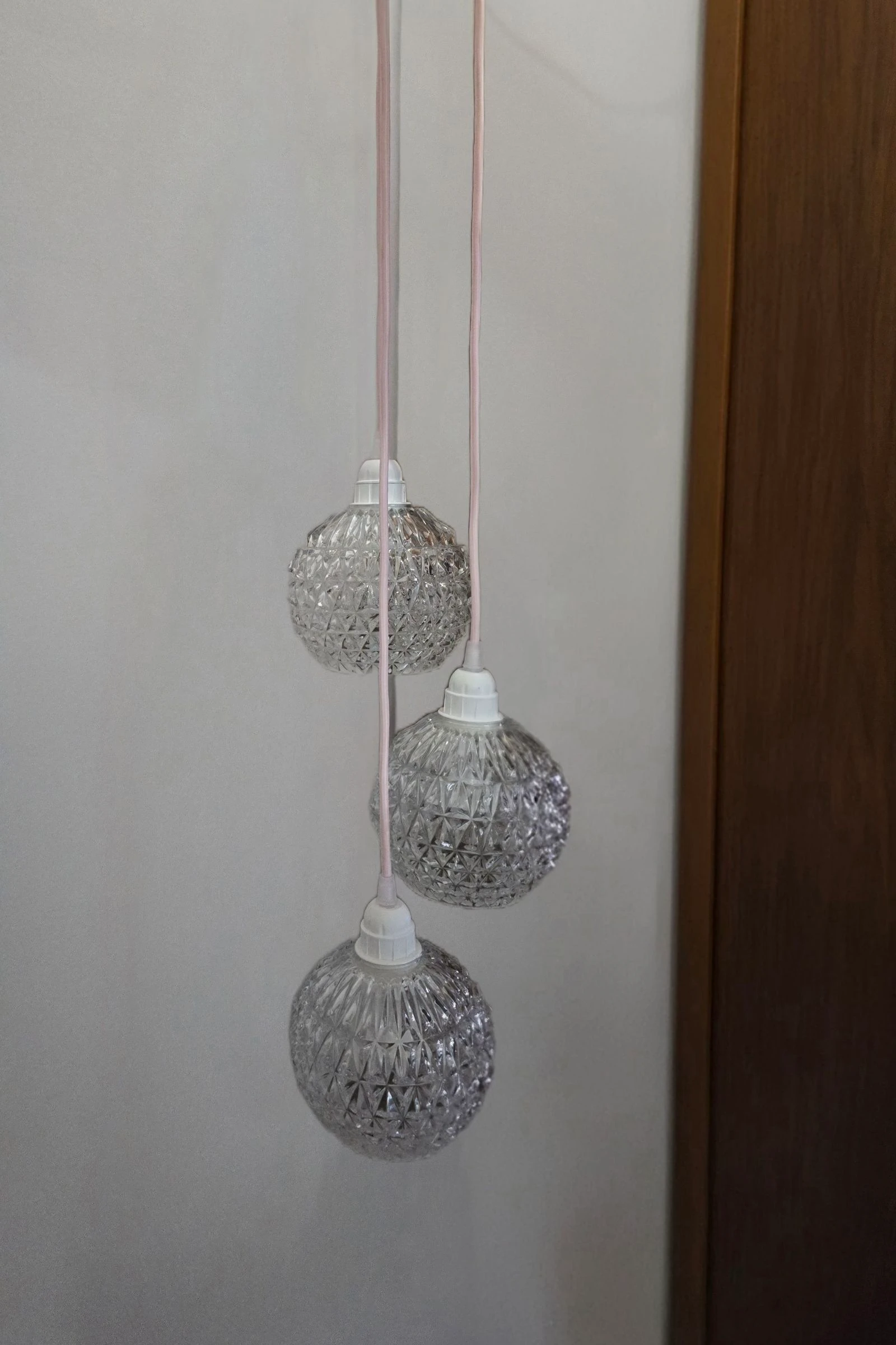 Suspensión cascade tres globos en vidrio cincelado vintage hilo rosa y elementos eléctricos blancos – photo 2